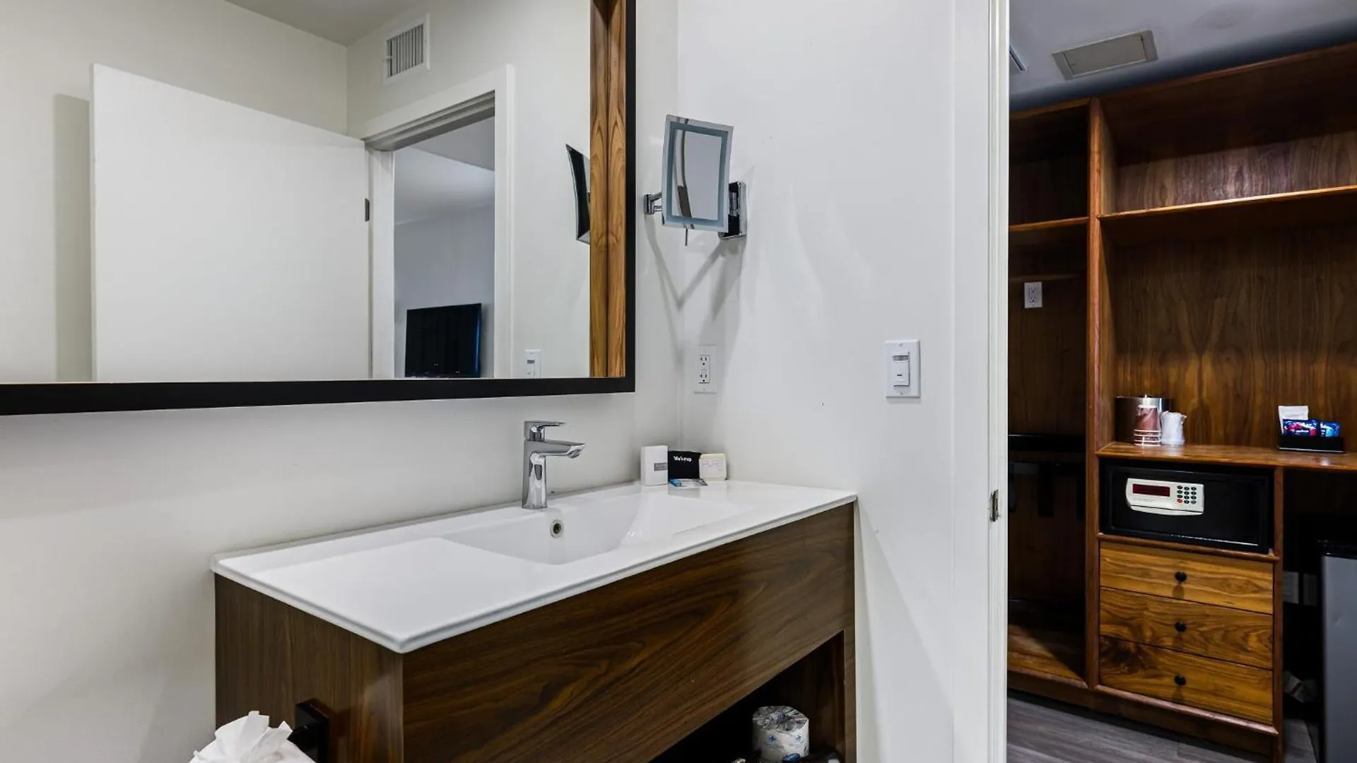 The Skylark, A Palm Springs Hotel